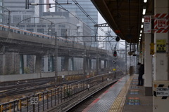 雨の東京駅、遅すぎる通学