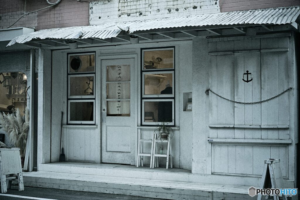 扉の向こうの、かすかな気配