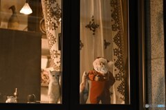 窓辺のサンタと猫の影