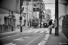 車は左 人は右