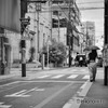 車は左 人は右