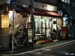 店明かりの下で