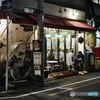 店明かりの下で