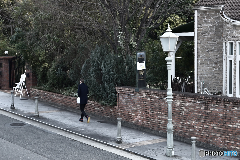 足早に通り過ぎる背中を見ていた