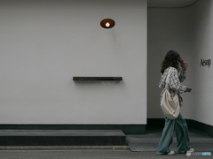 丸いウォールランプのある白い壁