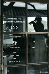 窓越しの静かな気配