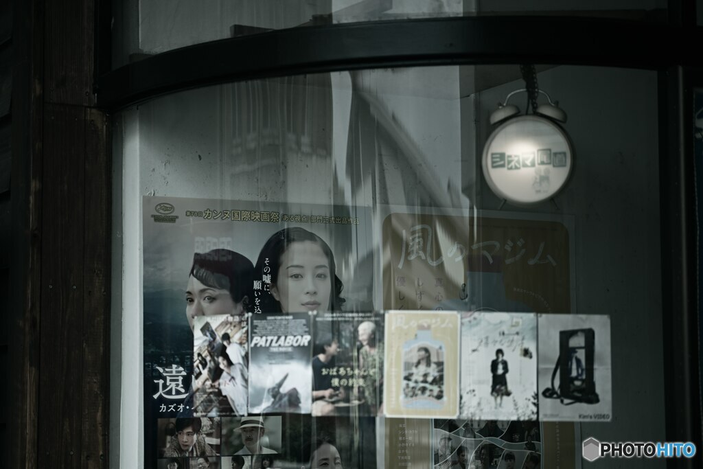 ガラスに滲むシネマの残像