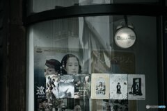 ガラスに滲むシネマの残像