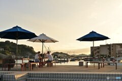 光に包まれた海辺のテラス