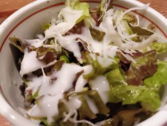 白いドレッシングをかけたサラダの接写
