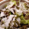 白いドレッシングをかけたサラダの接写