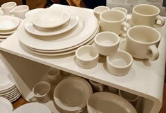 積み重ねた皿とマグカップ