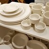 積み重ねた皿とマグカップ