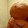 見上げる地蔵菩薩