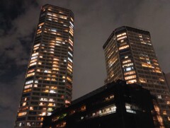 夜のタワーマンション