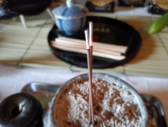 火を灯した線香