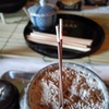 火を灯した線香