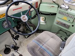 レトロなバスの運転席