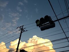 信号機と夏の夕暮れ