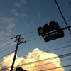 信号機と夏の夕暮れ