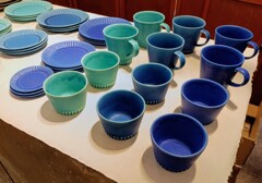 並べた青と緑の陶器の食器