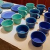 並べた青と緑の陶器の食器