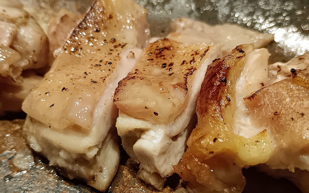 焼いた鶏モモ肉の接写