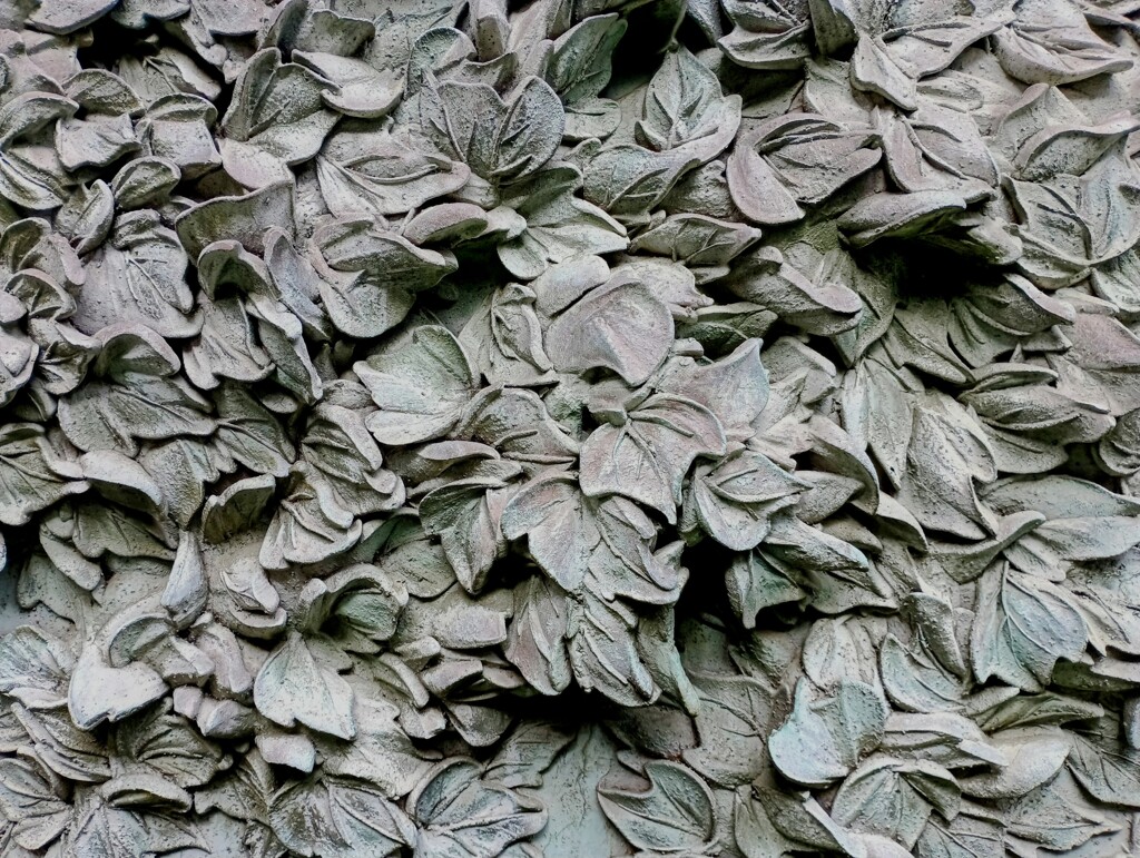 葉っぱの形のレリーフ