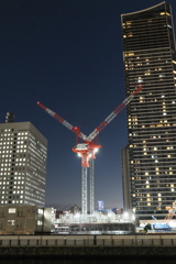 両腕を広げたクレーン