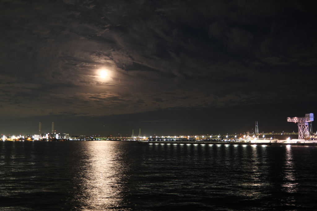 横浜港に浮かぶ月