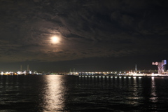 横浜港に浮かぶ月