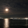 横浜港に浮かぶ月