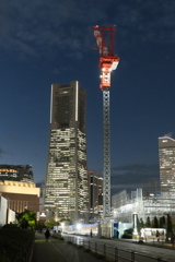 浮かび上がるクレーン