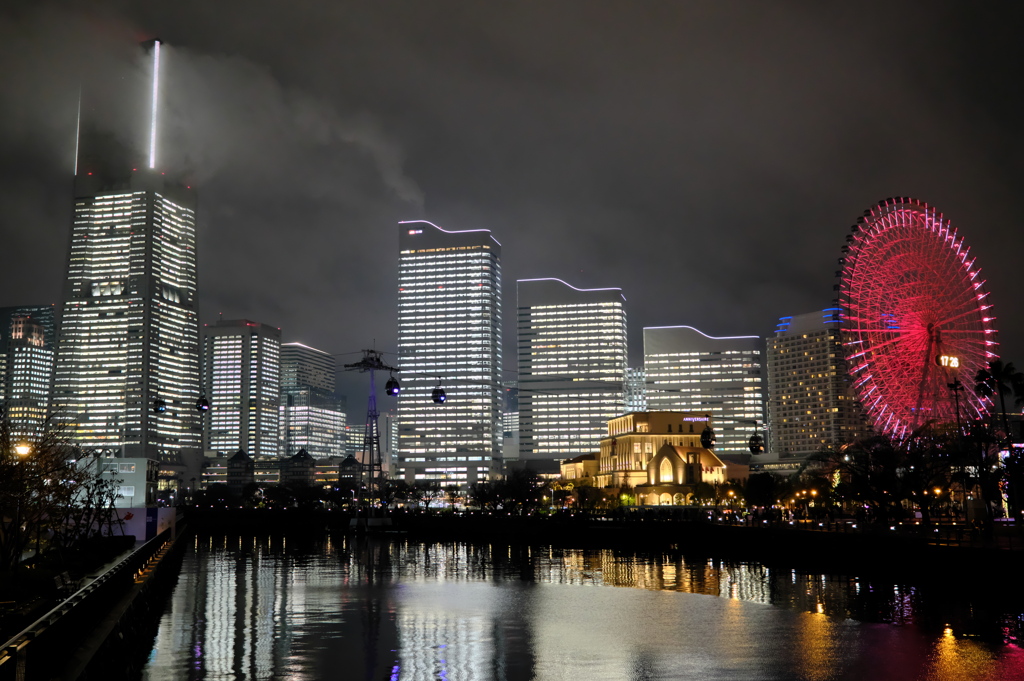雨上がりの全館点灯
