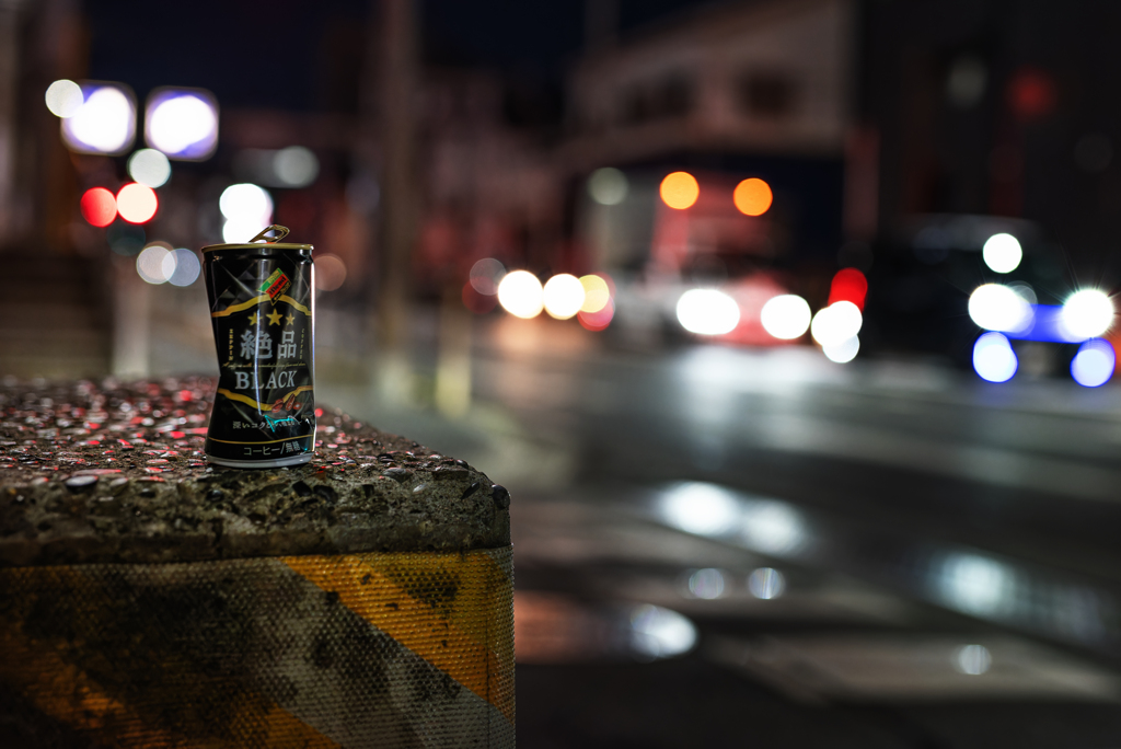 黒は夜の街を見渡す