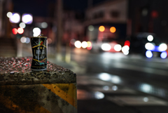 黒は夜の街を見渡す