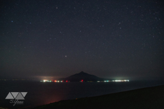 島の上に輝く星空