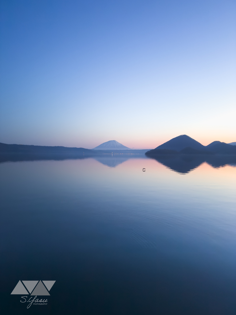 夜明けの洞爺湖