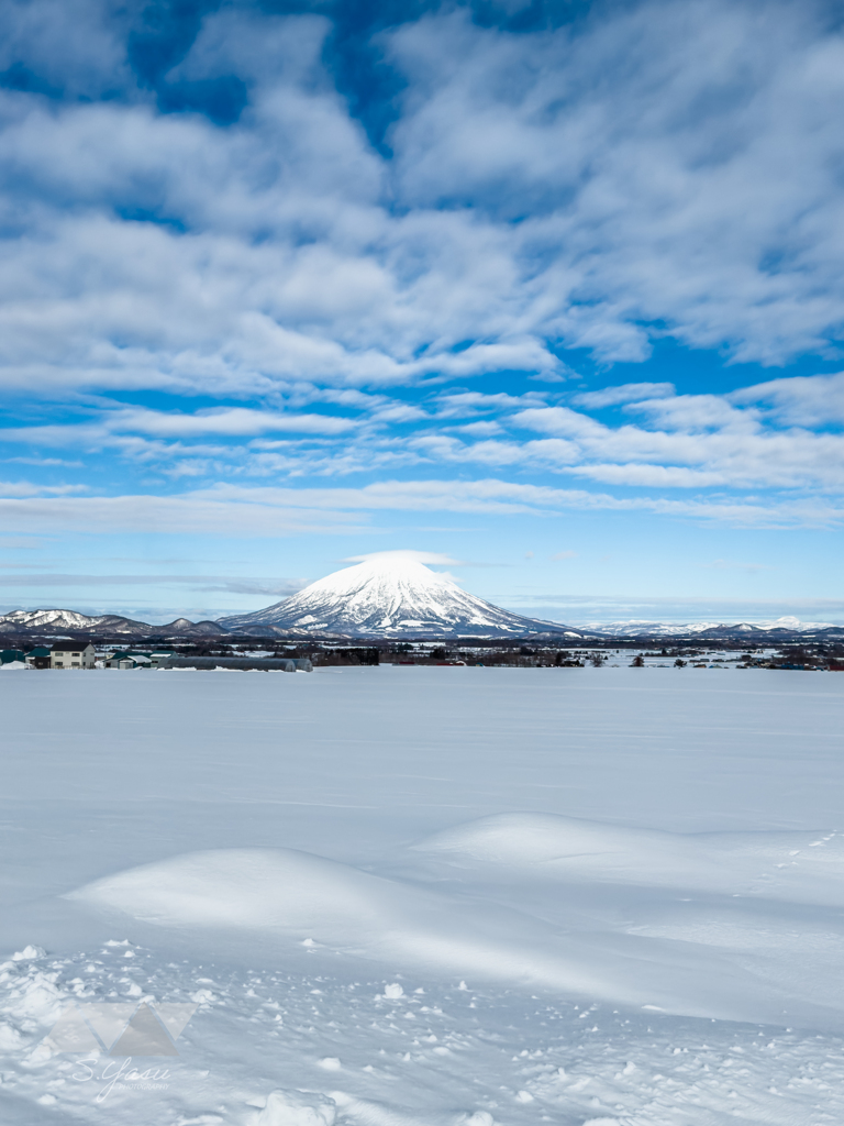 雪の羊蹄山の前に広がる小さな雪山