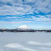 雪の羊蹄山の前に広がる小さな雪山