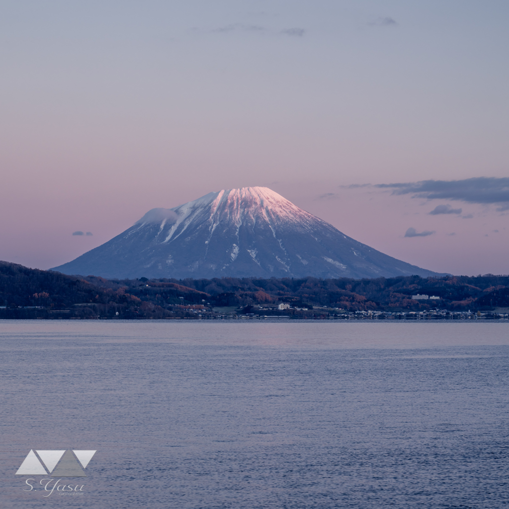 雪を迎えた羊蹄山