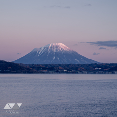雪を迎えた羊蹄山