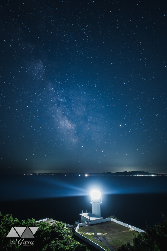 灯台の「スポットライト」が照らす夜空