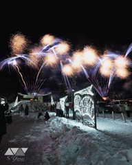 帯状に広がる花火