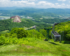 緑に囲まれる昭和新山とロープウェイ