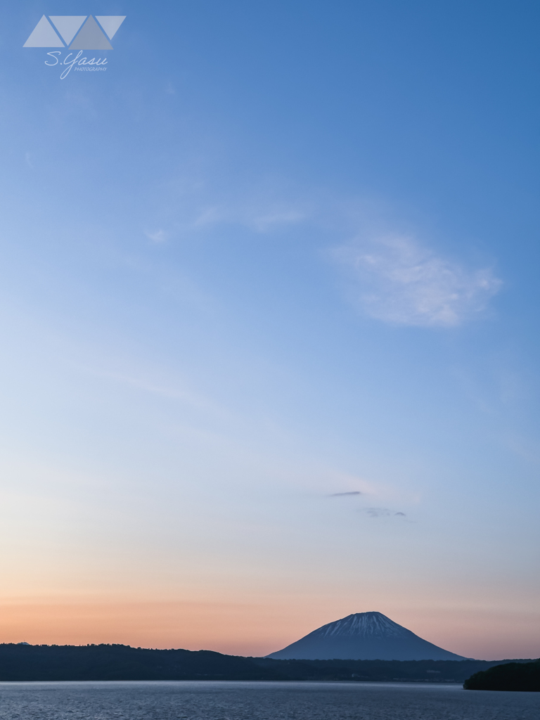 夕暮れの羊蹄山