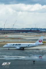 ラウンジ越しのジェット機