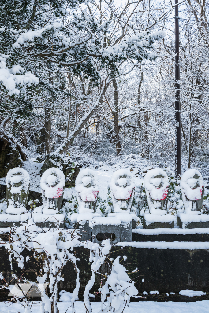 雪の仮面を被ったお地蔵さん