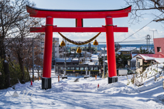 鳥居の中に収まる”石炭列車”
