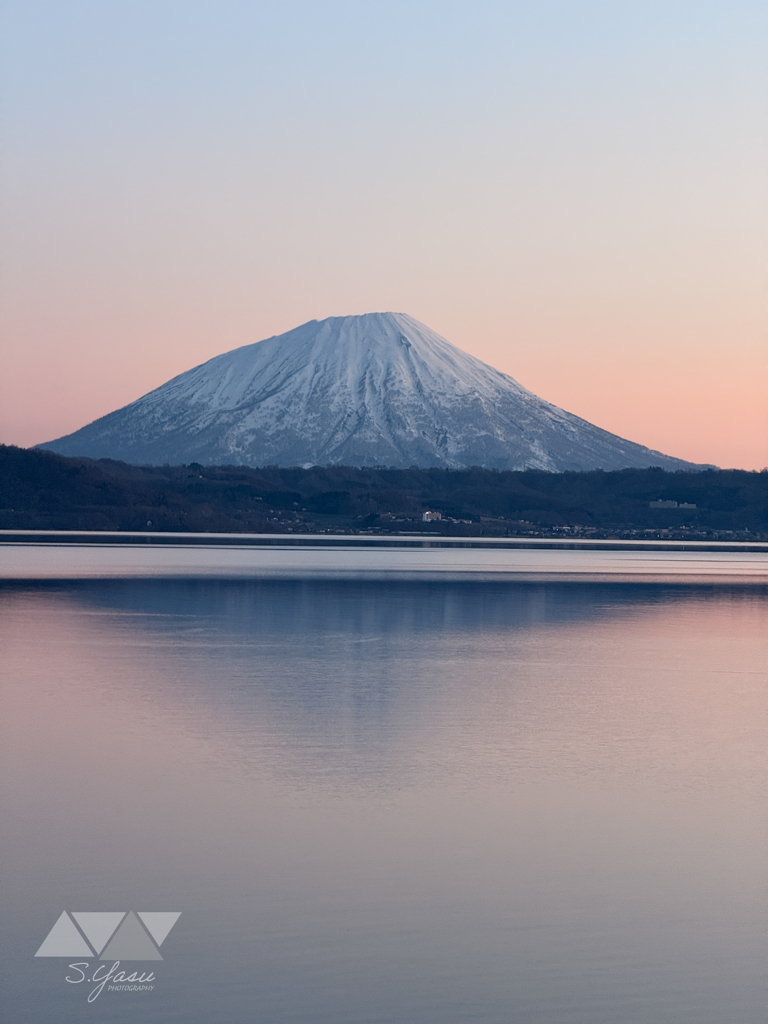 日の出直前の羊蹄山